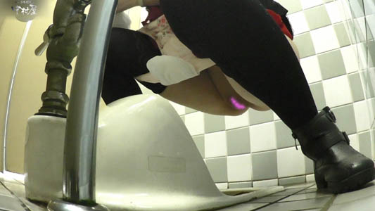 パイパンでニーハイのギャルの和式トイレスタイル