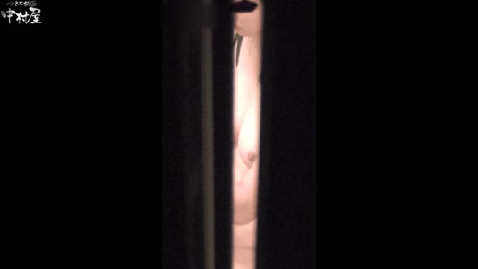 わずかなスキマから女子のでかいおっぱい