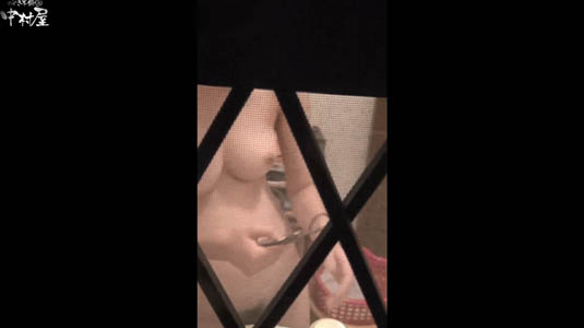 スッポンポンのままケータイをイジってるようです