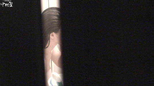 窓のスキマから女子の風呂を覗く