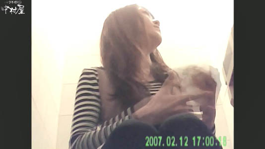 小綺麗な人が便座に座りました