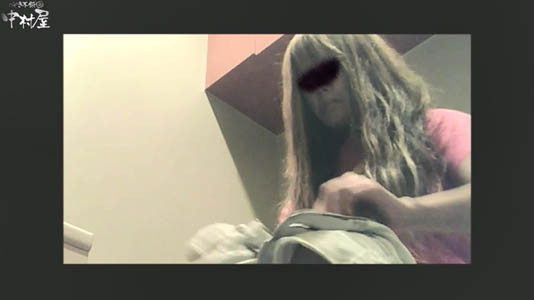 金髪で長い髪のギャル