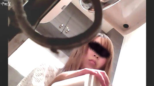 トイレ中のギャルの顔が映ってます