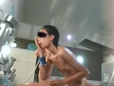 スレンダーギャルの洗い場、小胸がステキです