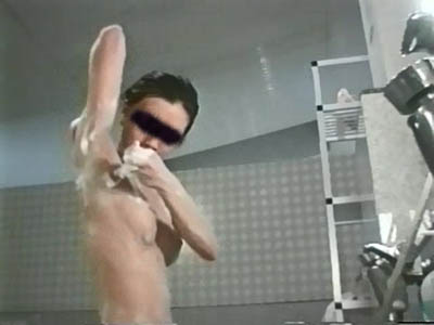 脇毛を処理中のギャル