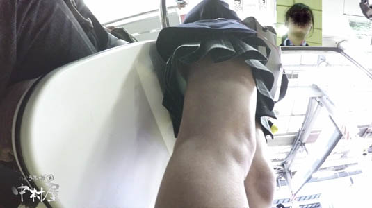 JKを横から見上げて白パンツ、しかし脚が太い