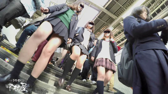 駅の階段を並んで降りてくるJK3人