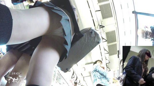 電車内で仁王立ちのJKを足元から盗撮してます
