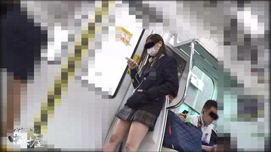 遠目にターゲットのJKを盗撮してます