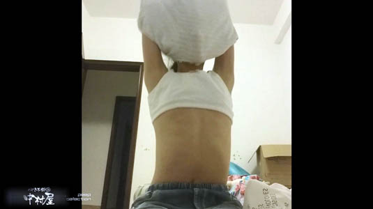 カメラの前に座りシャツを脱ぎ始めるとジュニブラが現わる