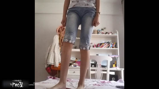 立ち上がって見える足はスラッと長く細い