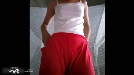 カメラの前でズボンを脱ごうとしています