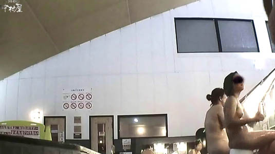 女風呂の内部を盗撮した映像の一コマ