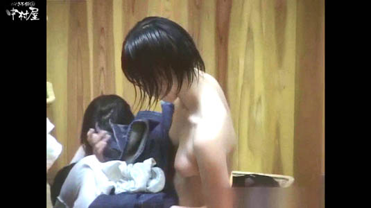 脱衣場で風呂上がりのショートカット女子を狙い盗撮してます