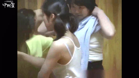 おさげ女子の下着で隠れないブラのヒモ