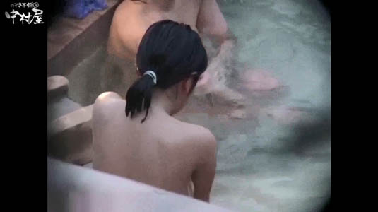 髪を後ろにまとめて可愛らしい後ろ姿の女子