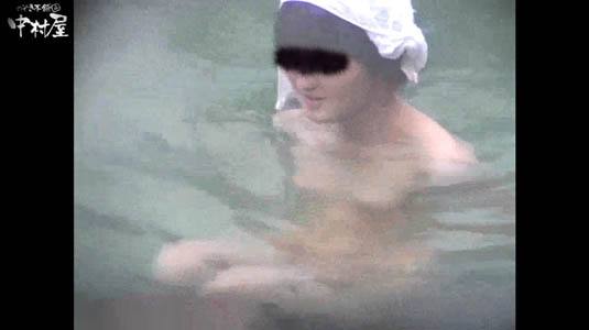 露天の湯船に浸かっているギャル