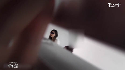 鏡に映る女子の顔を盗撮してます