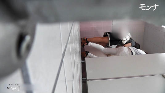 白ズボンの女子が洗面台にいます