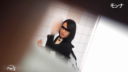 トイレ終わって鏡に映るメガネお姉さんの顔をこっそり盗撮