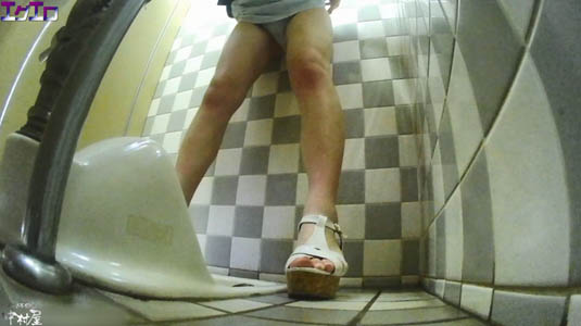 スカートを捲り上げてエッチな姿のギャル