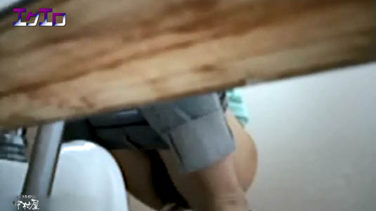 和式の便器にまたがってオシッコしている女子