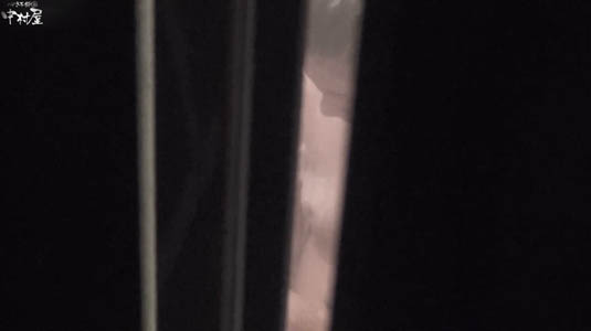 窓のスキマから見える女子のハダカ