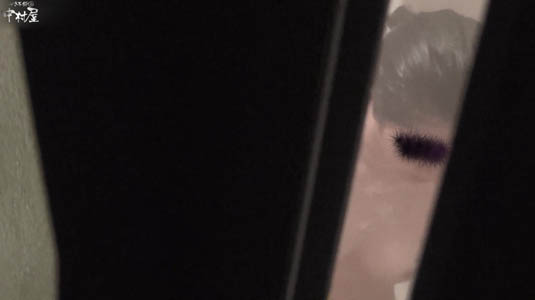 スキマから顔も見えます