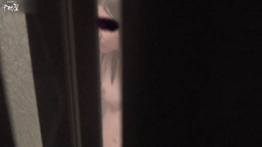 窓のスキマから覗くデカチチ女子の入浴中のおっぱい