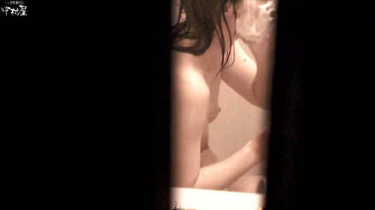 窓のスキマに顔を洗っている女子が見えます