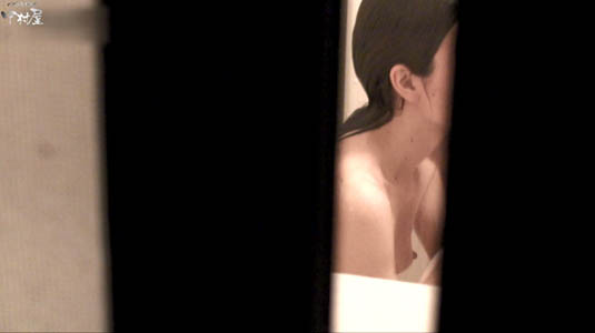 窓のスキマから見える女子のハダカはやっぱりエロい