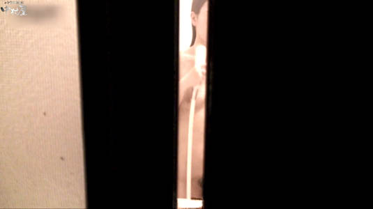 わずかな窓のスキマから風呂場を盗撮してます