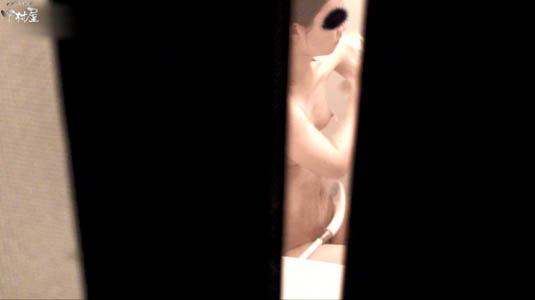 座ってカラダにシャワーしてます