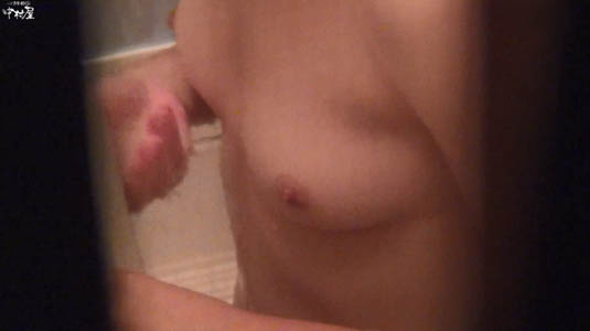 女子のおっぱいにズームです