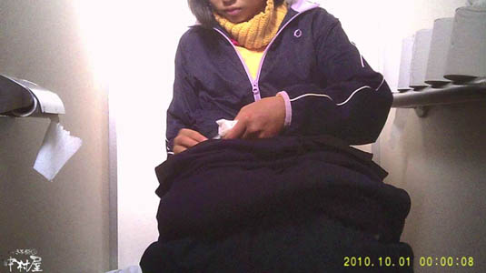 ジャージっ娘が便座に座ってトイレ中です