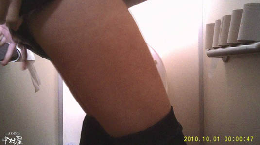 メガネっ娘がパンツを穿きながら横を向いき、カメラの前の脚がキレイです