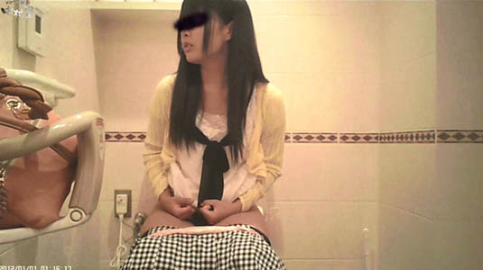 可愛いギャルがオシッコ中です