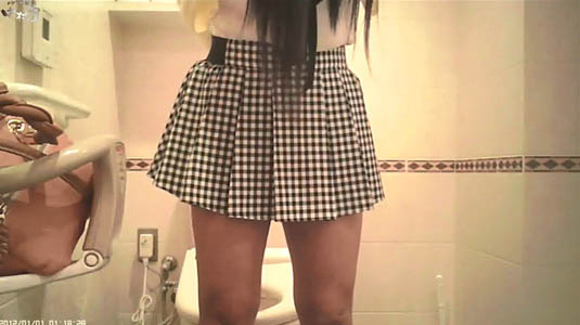 可愛いギャルがスカートを穿いて萌え～な脚になりました