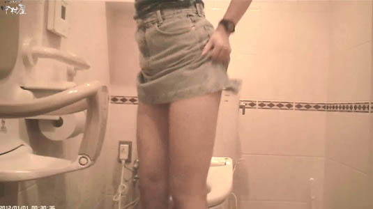 スカートをたくし上げるギャルの脚がエッチです