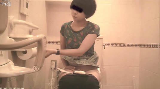 ショートカットギャルがオシッコ中です