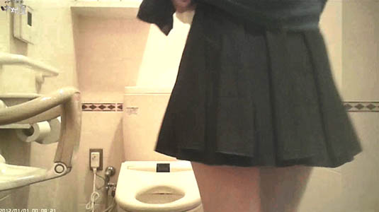 JKを期待させる後ろ姿でしたが制服ではありませんでした
