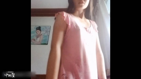 ノーブラで自撮り、シャツにチクビが浮き出てます