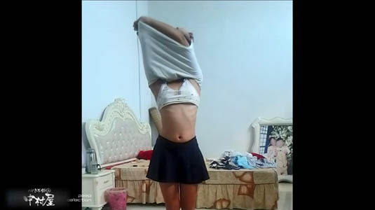 自撮りでTシャツを脱ぐとジュニブラです