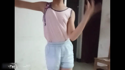 カメラの前で踊る女子