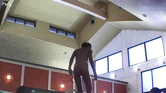 女風呂の内部、湯船に入ろうとしている女子の後ろ姿が映ってます