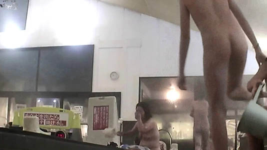 湯船から上がってきたキレイなお尻