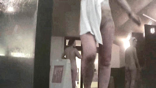 女風呂内を定点盗撮、移動中のハダカを映し出す