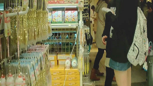 お店でデニムのミニスカギャルのパンチラ盗撮を狙います