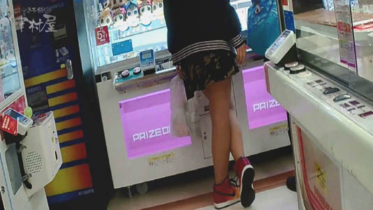 ゲーセンで迷彩ミニスカギャルをターゲットに選ぶ