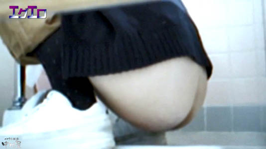 和式にまたがっている女子を横から盗撮してます